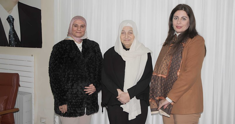 وفد من ثانوية السفير يزور بهية الحريري لتقديم الشكر والتقدير