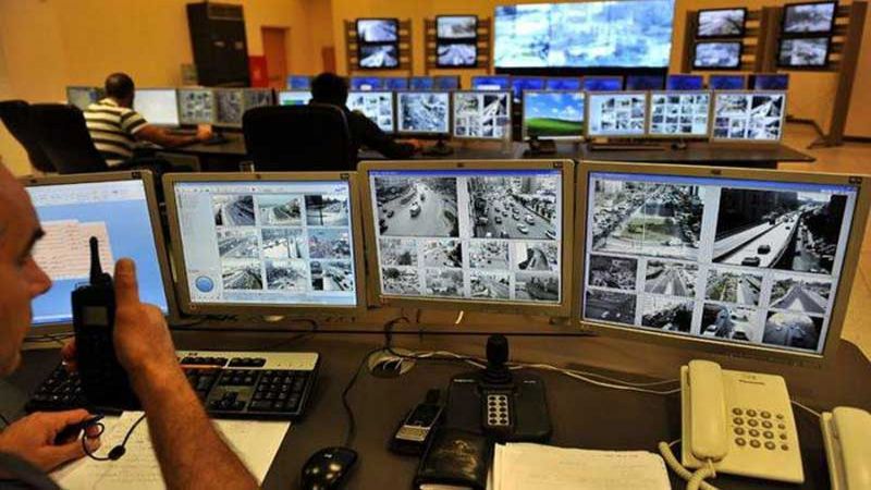 التحكم المروري: جريح جراء حادث تصادم بين باص لنقل الركاب وعدد من السيارات على طريق الكحالة