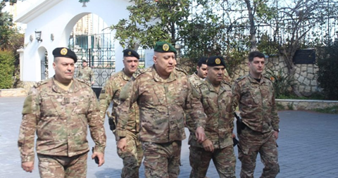 تبرُّع قائد الجيش وعدد من الضباط بالدم في إطار حملة تبرُّع لدعم بنك الدم في الطبابة العسكرية