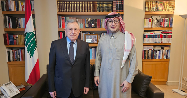 السنيورة عرض الاوضاع مع السفير بخاري