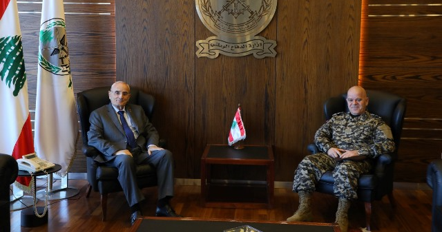 وزير الدفاع خلال استقبال المدير العام لأمن الدولة: أهمية التنسيق بين الأجهزة لتعزيز الأداء