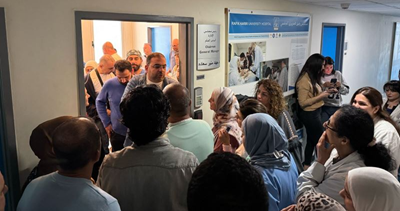 تجمع لموظفي مستشفى الحريري في مكتب مديرها العام إحتجاجا على عدم دفع رواتبهم لشهرين