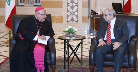 سلام التقى النائب الرسولي للطائفة اللاتينية وسفير هولندا ووفدا من نادي القضاة الاب نصر: طالبنا بسلسلة رتب ورواتب جديدة حتى نعيد الاستقرار إلى القطاع التربوي