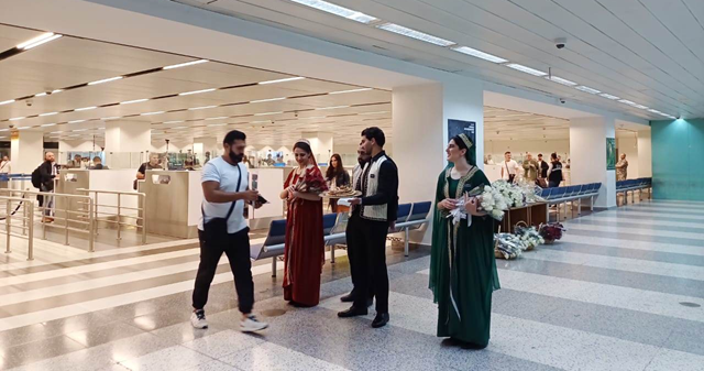 (*) وصول الطائرة الإماراتية الأولى إلى مطار رفيق الحريري الدولي