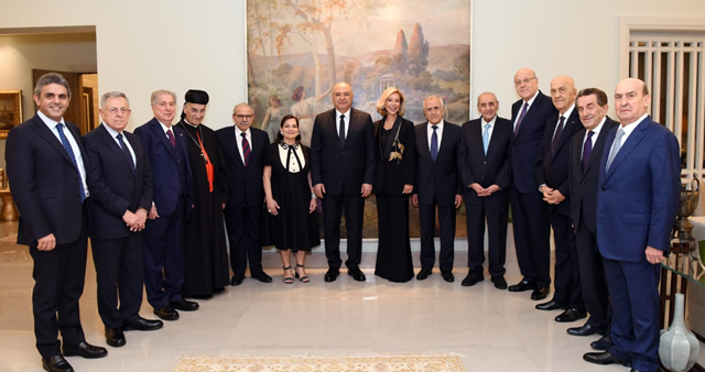 الرئيس سليمان يقيم مأدبة عشاء في دارته في اليرزة تكريما للرئيس جوزف عون وعقيلته