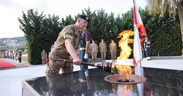 قائد الجيش وضع إكليلًا من الزهر على نصب شهداء الجيش