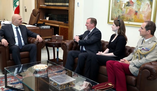 الرئيس عون استقبل مسعد وحمادة وابلغ كاول تمسك لبنان بوجود اليونيفيل ويعلق اهمية كبرى على دعم بريطانيا للتمديد لها حتى تنفيذ القرار 1701 واستكمال انتشار الجيش