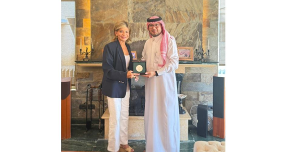 السفير بخاري زار مي شدياق وقدّم لها ميدالية السفارة تقديراً لمواقفها الوطنية والسيادية